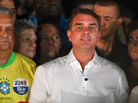 Flávio Bolsonaro se declara “verdadero presidente electo de Brasil”