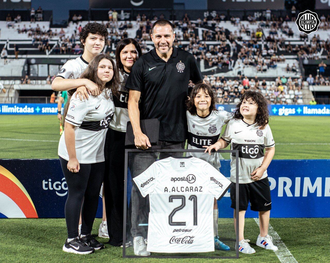 Antolín Alcaraz, con su familia en emotiva despedida. Foto: Olimpia